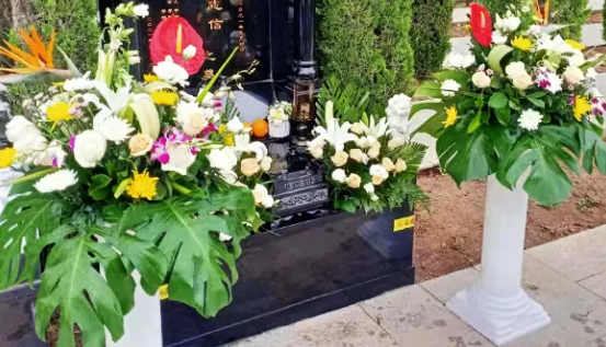 鮮花祭祀是一種為了表達哀悼、惋惜、懷念