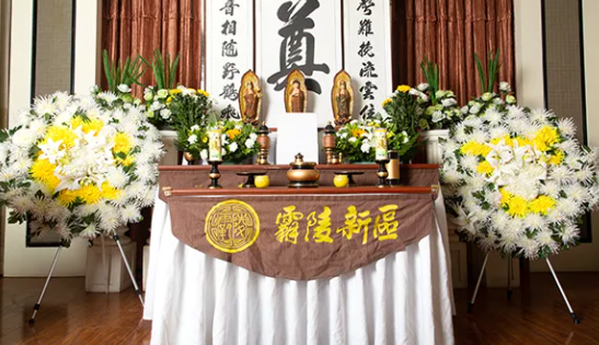 鮮花祭祀是一種為了表達哀悼、惋惜、懷念