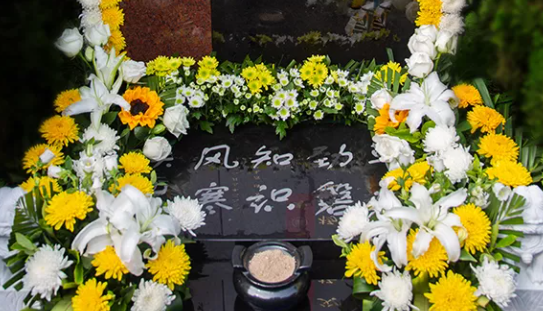 鮮花祭祀是一種為了表達哀悼、惋惜、懷念