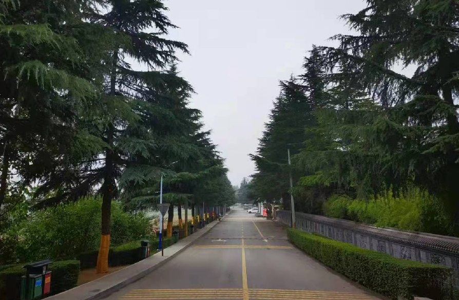 西安棗園山墓園可乘坐414路、404路、413路等公交車(chē)抵達(dá)